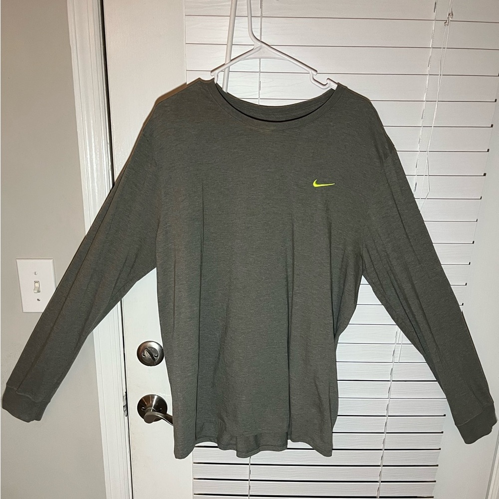 Men’s XL Nike Tee Athletic Cut Dark Gray Long Sleeve Workout Shirt
